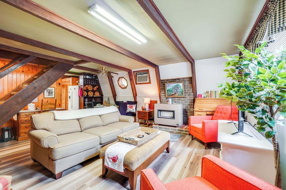 Living Area | Flat-Screen TV | Books | Board Games