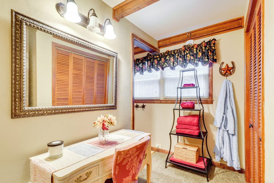 Full Bathroom | Towels Provided | 2nd Floor
