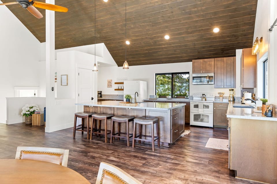 Kitchen with Island bar seating for 4 