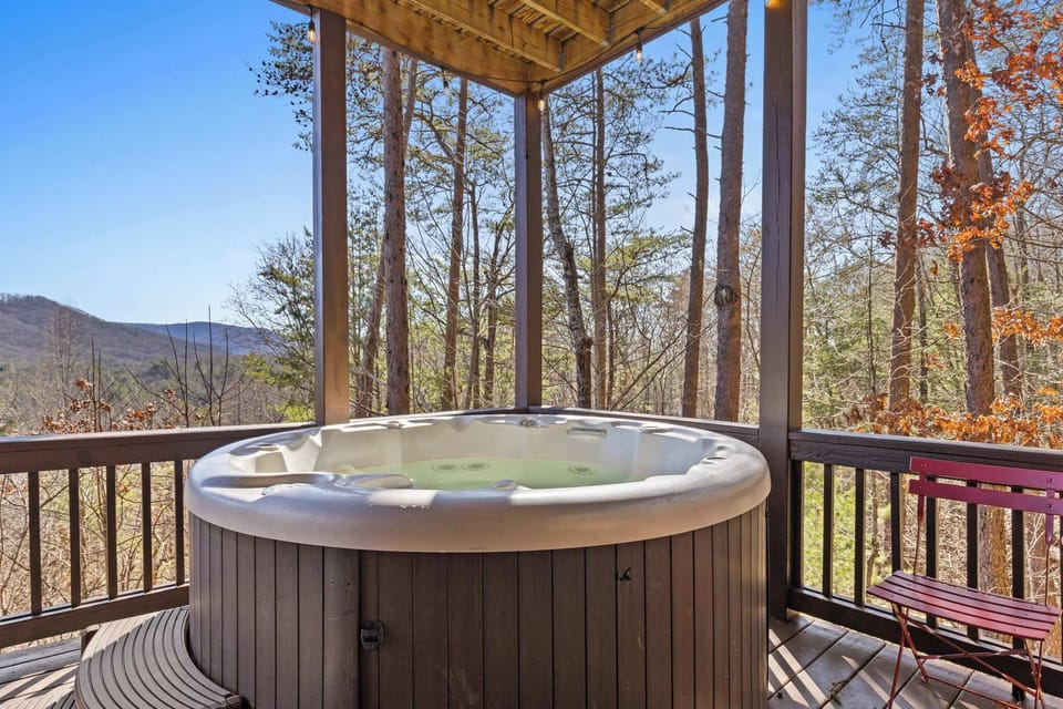 Relax and soak in the views from the hot tub, where the breathtaking scenery surrounds you on all sides. 