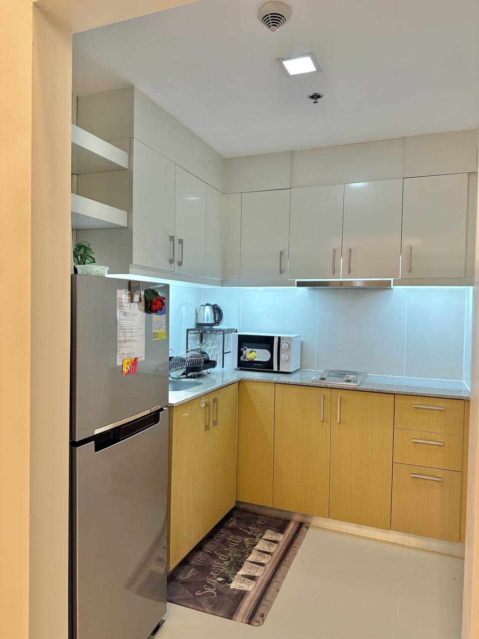The kitchen features an open-concept design, making it bright and spacious.
