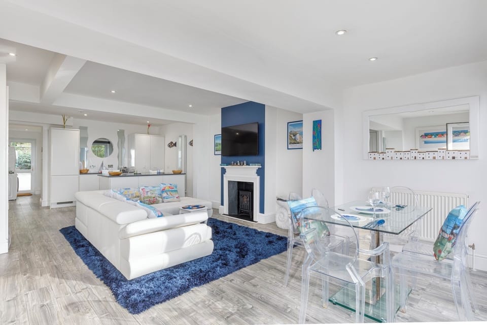  Coastal calm – filled with curated art.