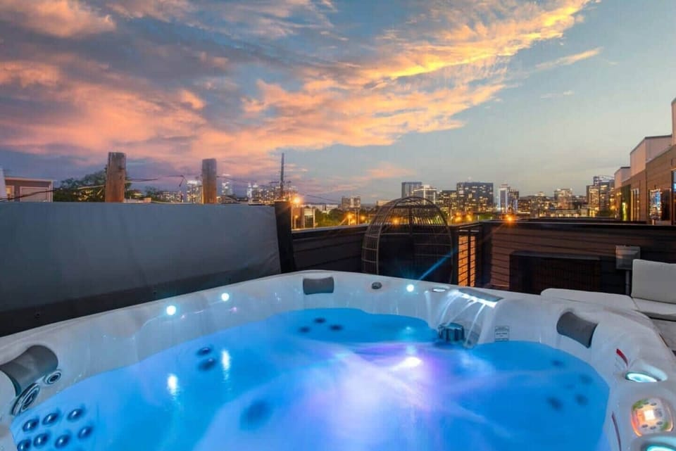 Amazing Views, Hot Tub and Grill!