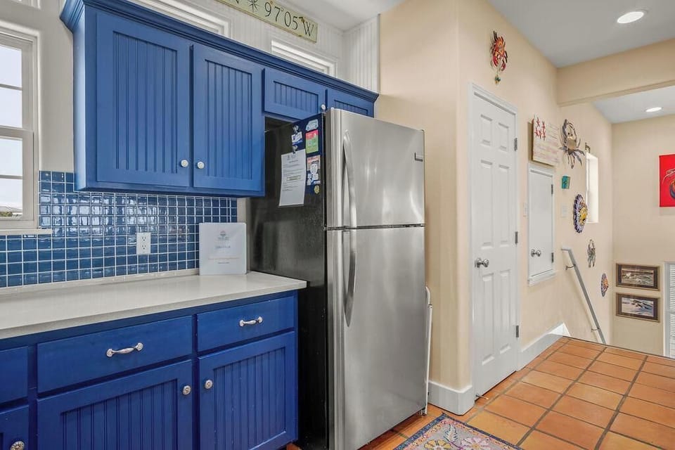 Whether you're whipping up a quick snack or a gourmet meal, this kitchen has everything you need!