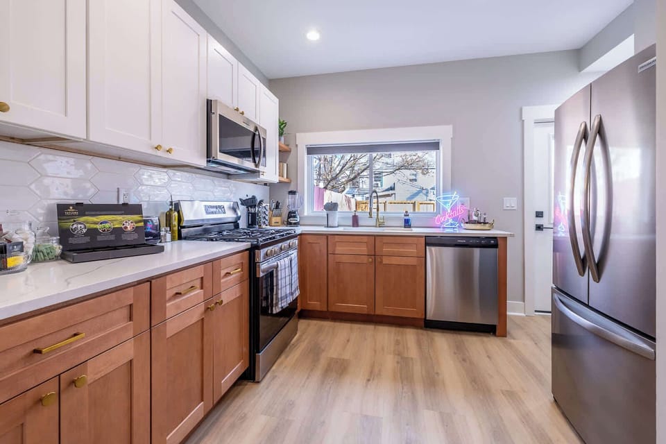 🍽️ A Kitchen Designed for Gatherings! 🍽️

This fully equipped kitchen is perfect for home-cooked meals, cocktail nights, and unforgettable moments with loved ones. 🥂✨