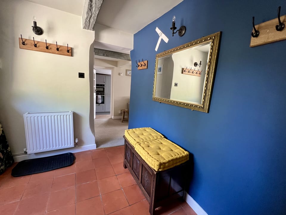 Shedrick Cottage, Forde Abbey: The ground floor entrance hall