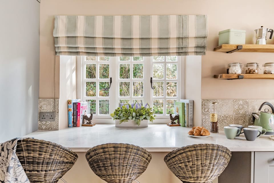 Shedrick Cottage, Forde Abbey: Enjoy morning coffee in the kitchen admiring the view