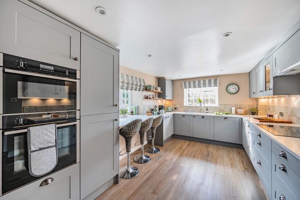 Shedrick Cottage, Forde Abbey: The well-equipped kitchen