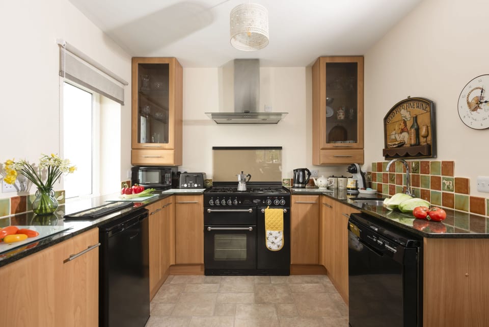 Honeycomb Cottage, Perranporth: The charming kitchen is superbly equipped with everything you'll need during your stay