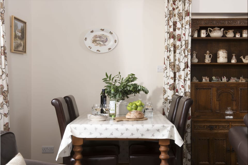 Honeycomb Cottage, Perranporth: Lovely dining table with seating for four guests