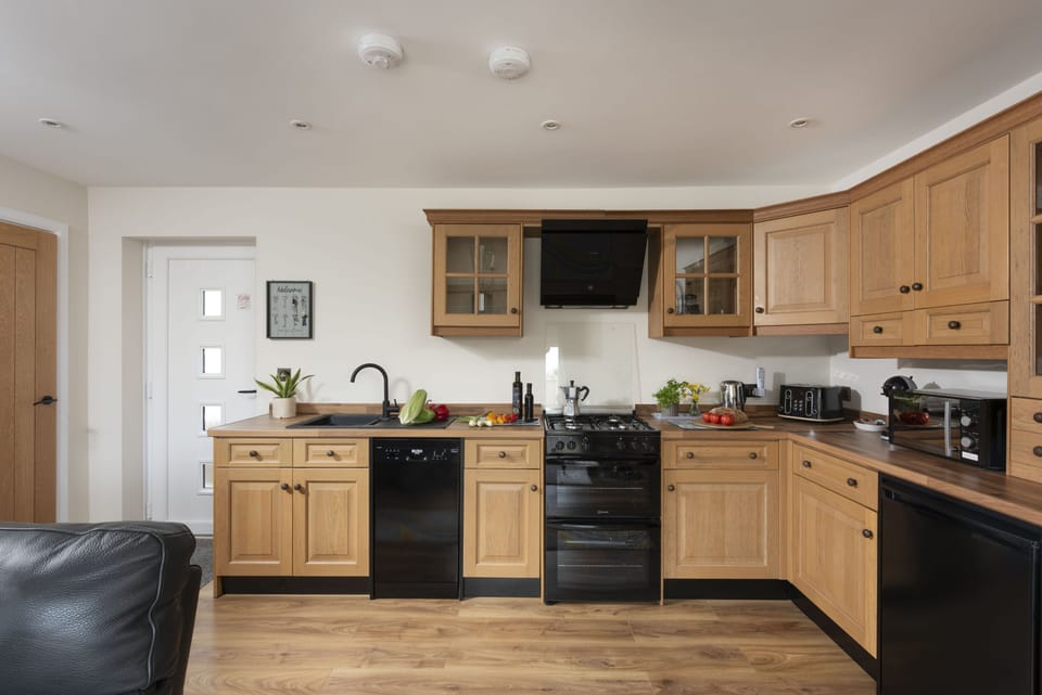 Bumblebee Barn, Perranporth: The lovely kitchen comes superbly equipped with everything youÃ¢â‚¬â„¢ll need during your stay