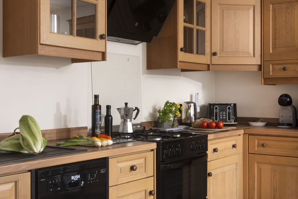 Bumblebee Barn, Perranporth: Prepare delicious meals in the spacious kitchen