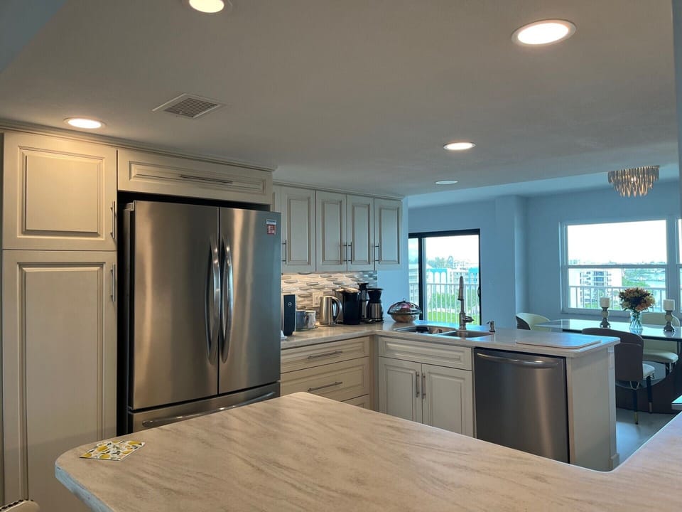 Kitchen, coffee and tea bar