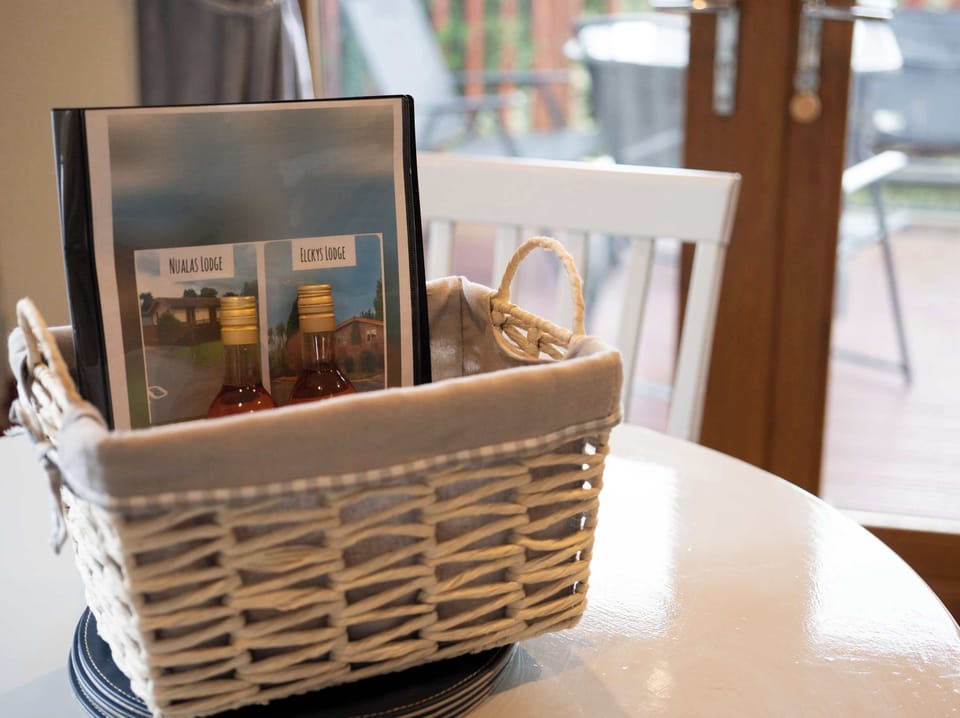 A warm welcome awaits at Elcky’s Lodge. Enjoy our complimentary hamper and guidebook, designed to help you feel settled and spoiled from the start.