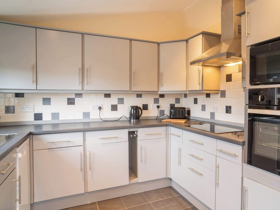 Our fully equipped kitchen has everything you need to dine in style—from morning coffees to homemade feasts. Beautiful, modern, and effortlessly functional.