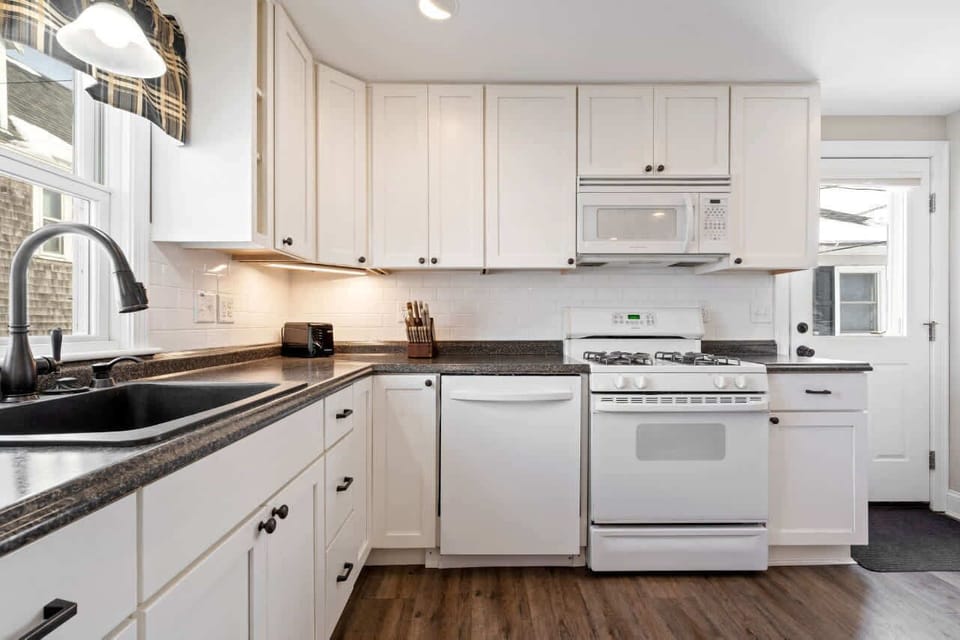 The airy dine-in kitchen offers ample space & every home comfort