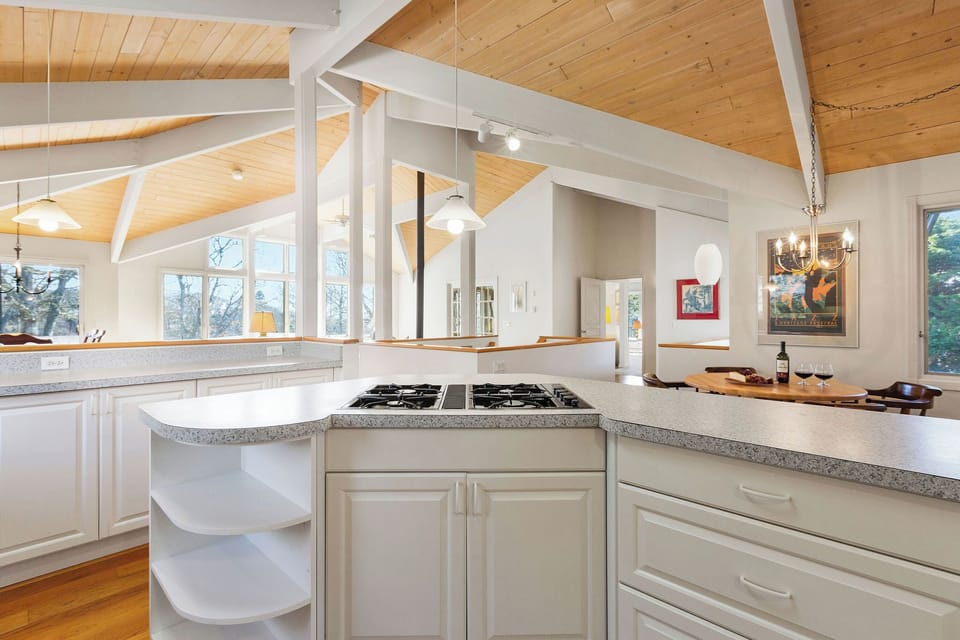 Fully stocked kitchen—cook, dine, and feel at home! 