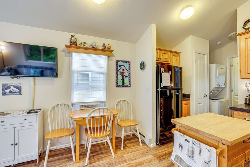 Dining Area | Dishware/Flatware