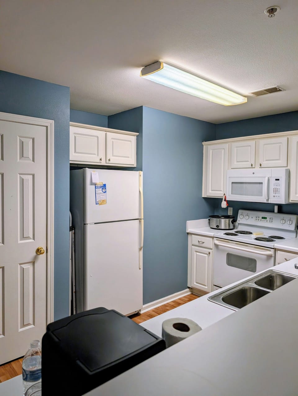 love this kitchen. fully supplied