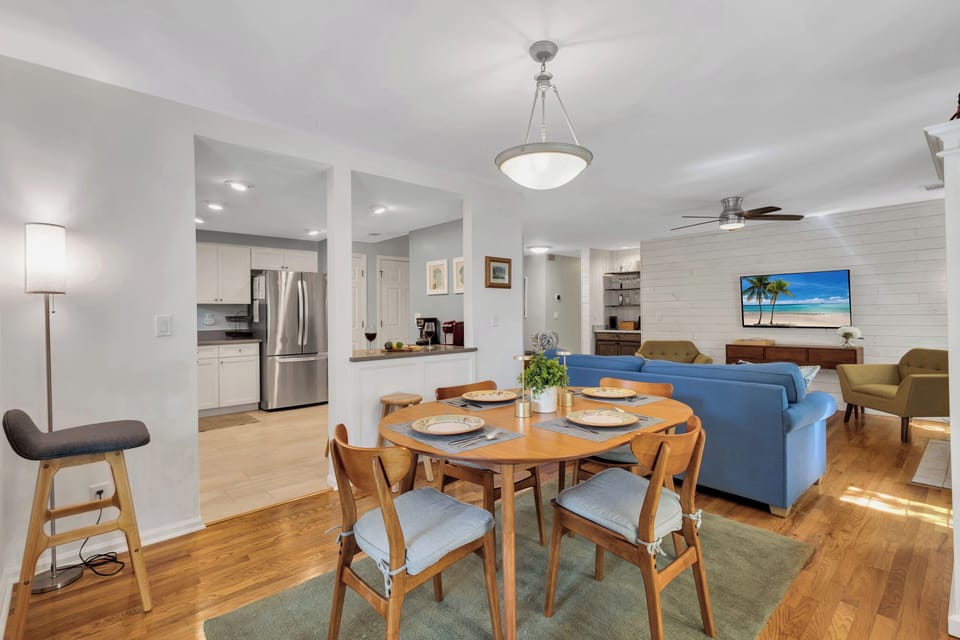 Enjoy the open flow of this bright and inviting space, perfect for relaxation and connection.