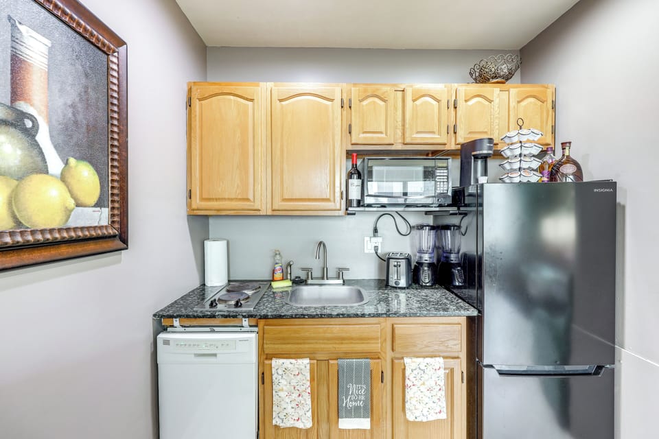 Kitchenette | Breakfast Bar | Hot Plate | Keurig Coffee Maker