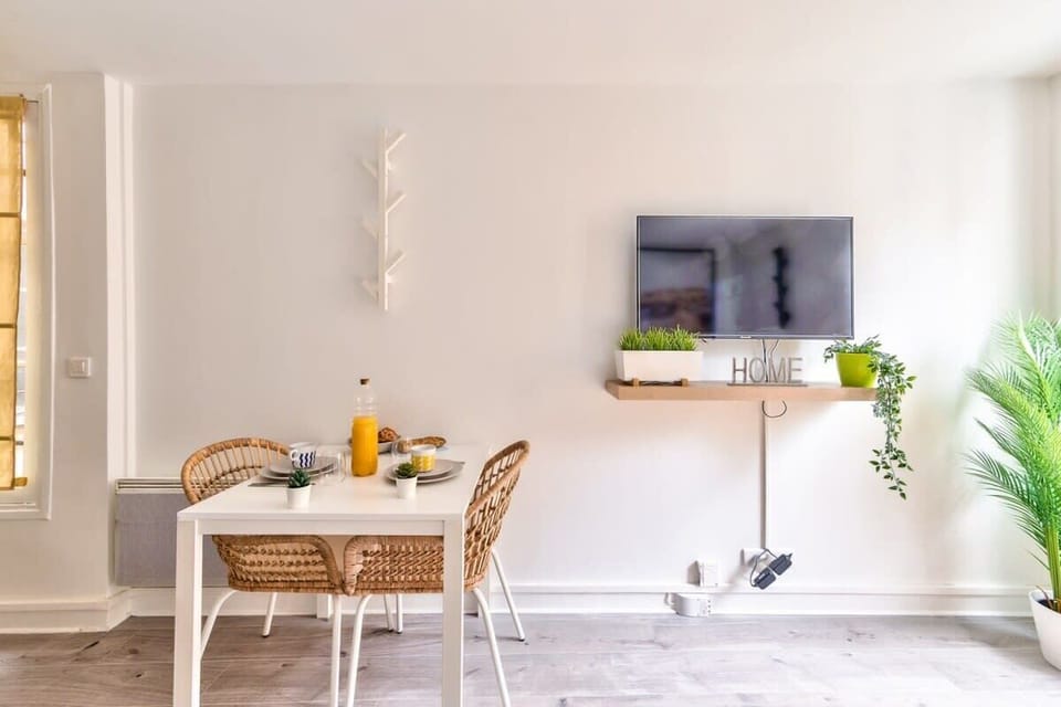 Table & Media