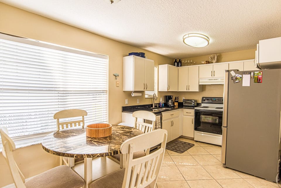 Full kitchen for guest use
