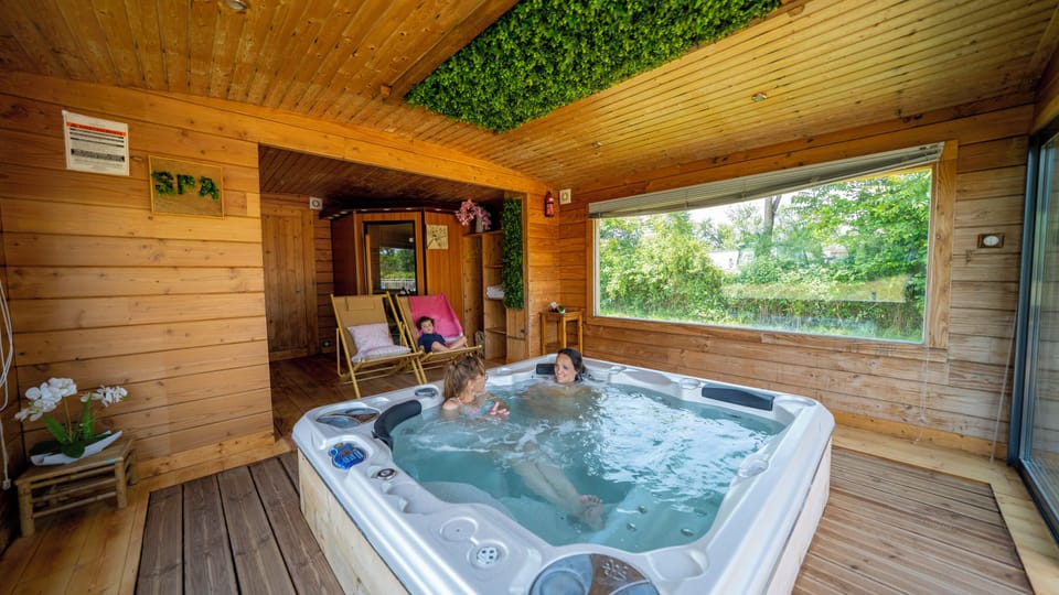 Indoor spa tub