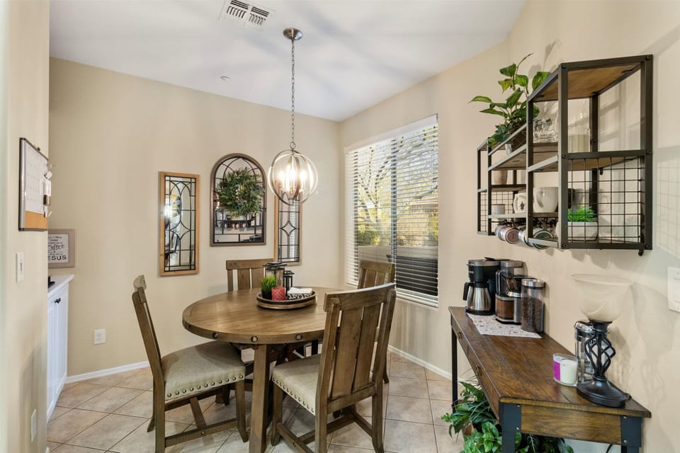 Dining area right off the kitchen. 