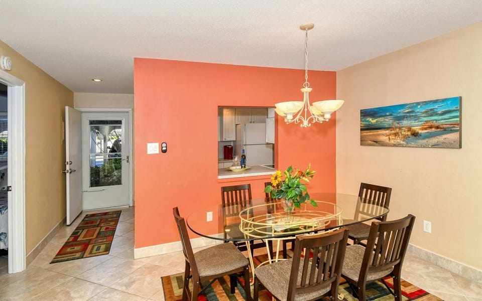 Dining Area - Seating for six