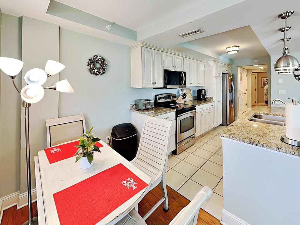 Dining & Kitchen