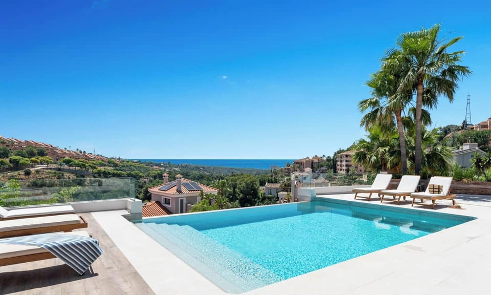 The infinity pool with 6 sunloungers