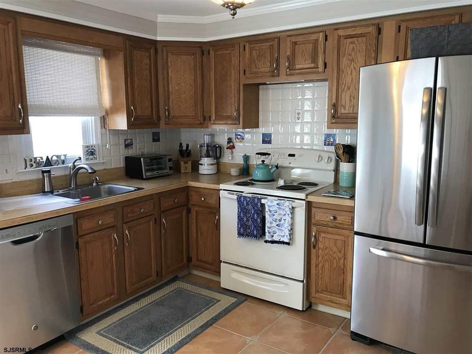 Kitchen - Electric stove & oven, refrigerator, Toaster oven, Kcup and drip 