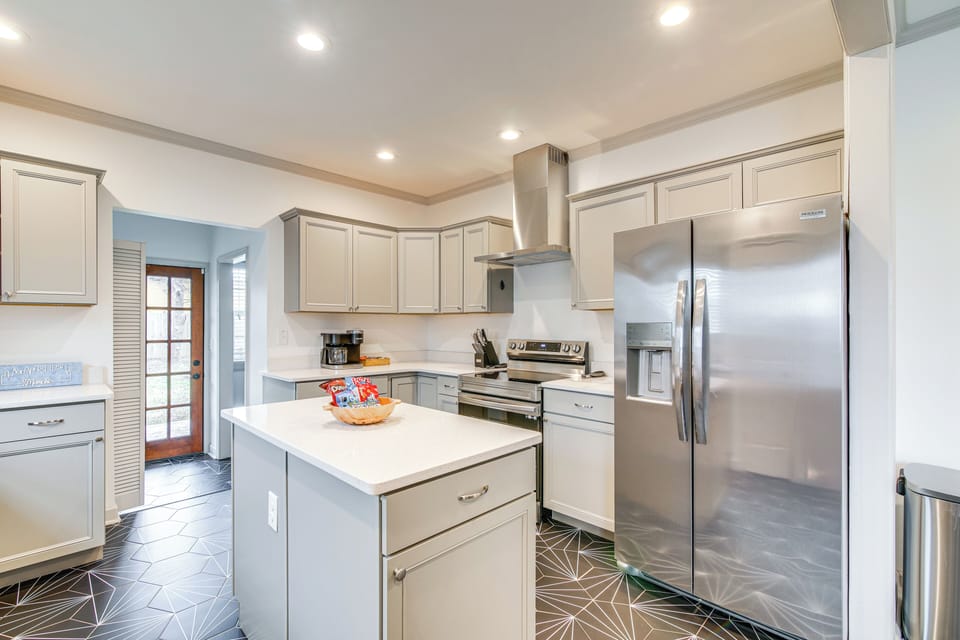 Kitchen | Central A/C & Heat | Dual Drip/Keurig Coffee Maker