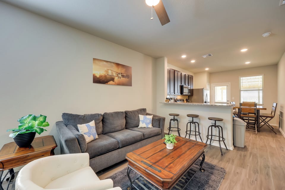 Living Room | Free WiFi | Smart TV | Queen Sleeper Sofa | 1st Floor