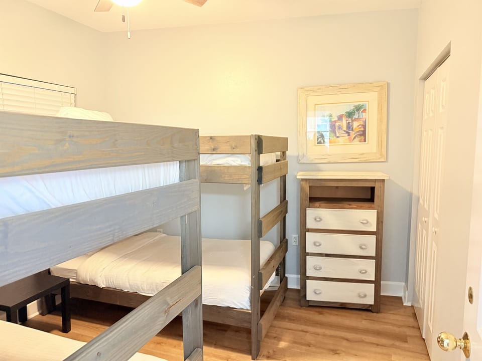 There is no TV in this room.