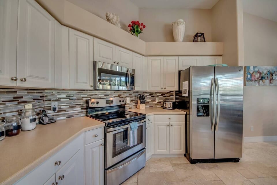Large kitchen with stainless steel appliances and bar stools for 4 people (1)