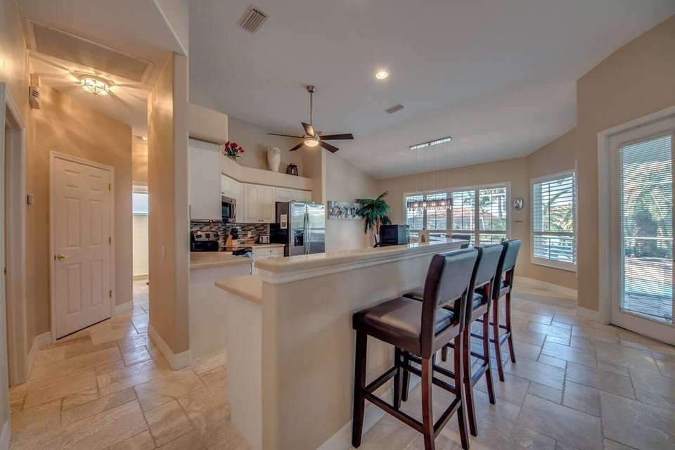 Large kitchen with stainless steel appliances and bar stools for 4 people (3)