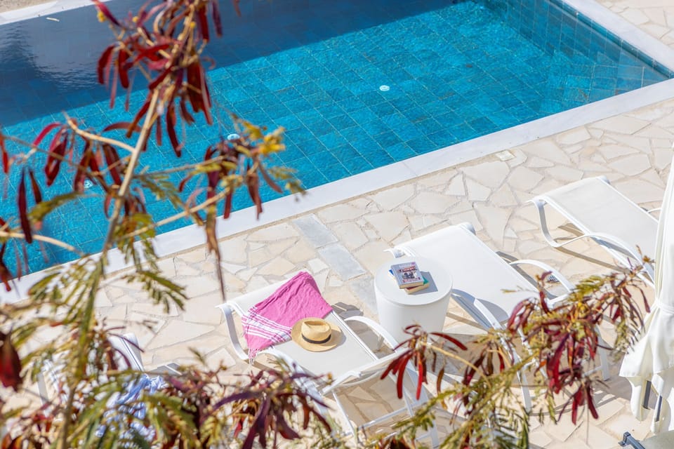Relax by the beautiful swimming pool%2E