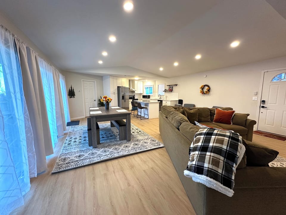 Table, Living room (1)