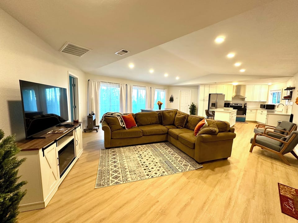 LIving room/Dining room/kitchen (1)