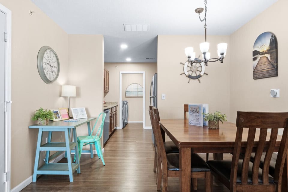 Mornings made easy. ☕️ Start your day in this sun-filled dining area. Whether it`s a quick bite or a full spread, this space is the heart of our quiet, family-friendly home-away-from-home.