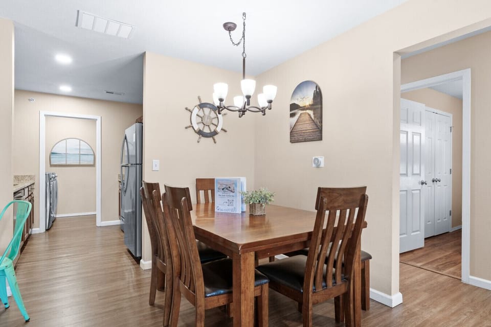 Mornings made easy. ☕️ Start your day in this sun-filled dining area. Whether it`s a quick bite or a full spread, this space is the heart of our quiet, family-friendly home-away-from-home.