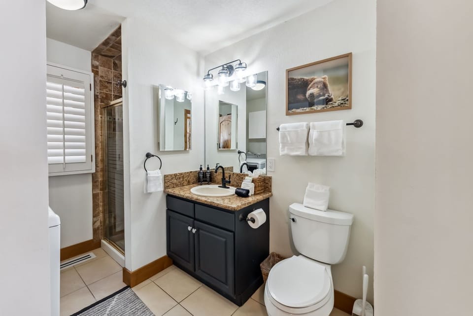 Bathroom 1: Full bath, shared, main floor