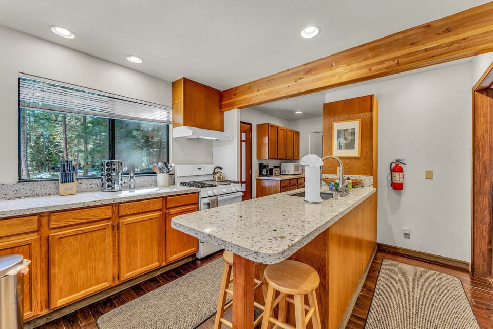 Kitchen: Fully equipped, drip coffee maker, blender, cooking utensils, tableware, toaster