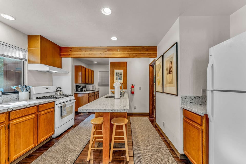 Kitchen: Fully equipped, drip coffee maker, blender, cooking utensils, tableware, toaster