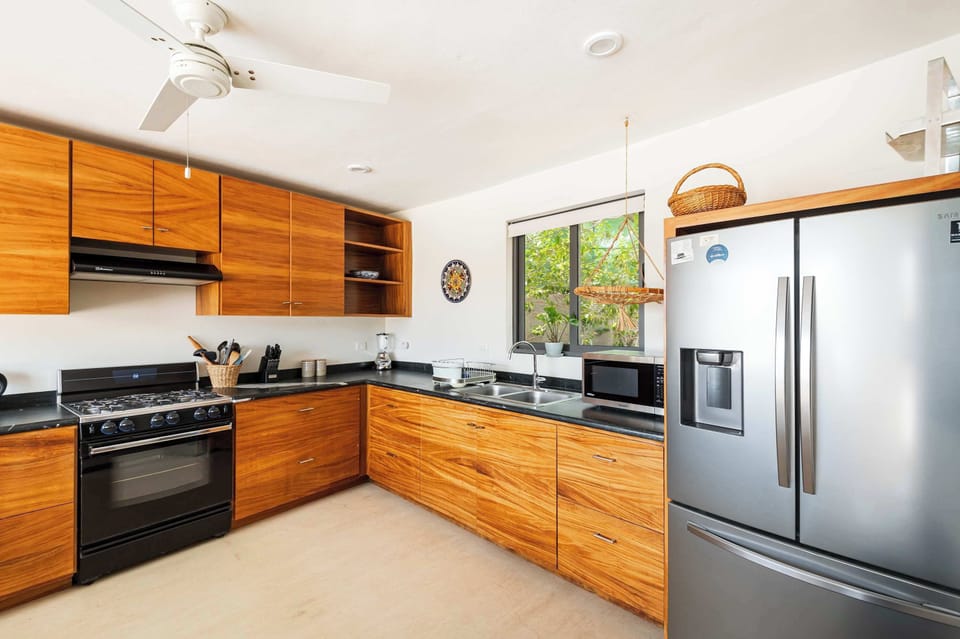 Cocina completa con refrigerador y nevera, microondas 