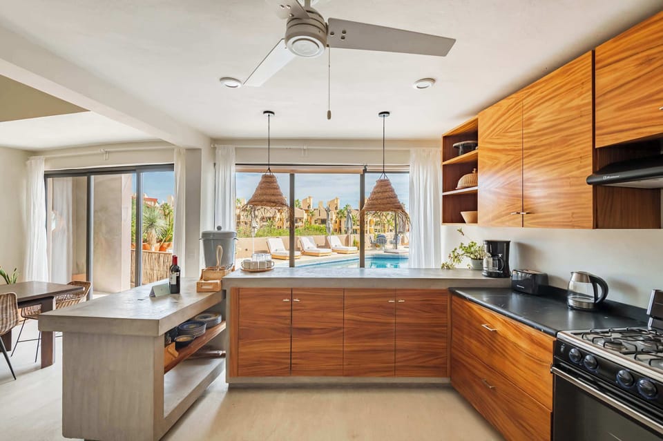 Cocina completa con vista a la alberca 