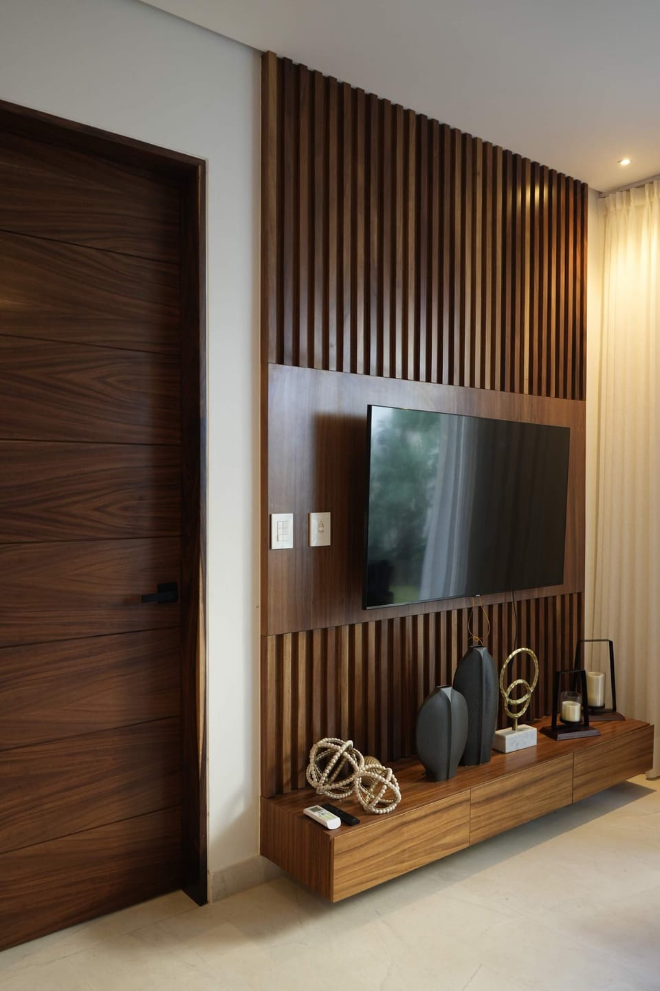 Sala de estar con pantalla plana 
