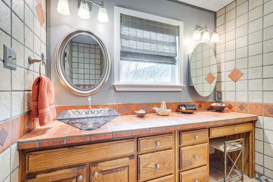 Full Bathroom | 1st Floor | Towels Provided | Hair Dryer